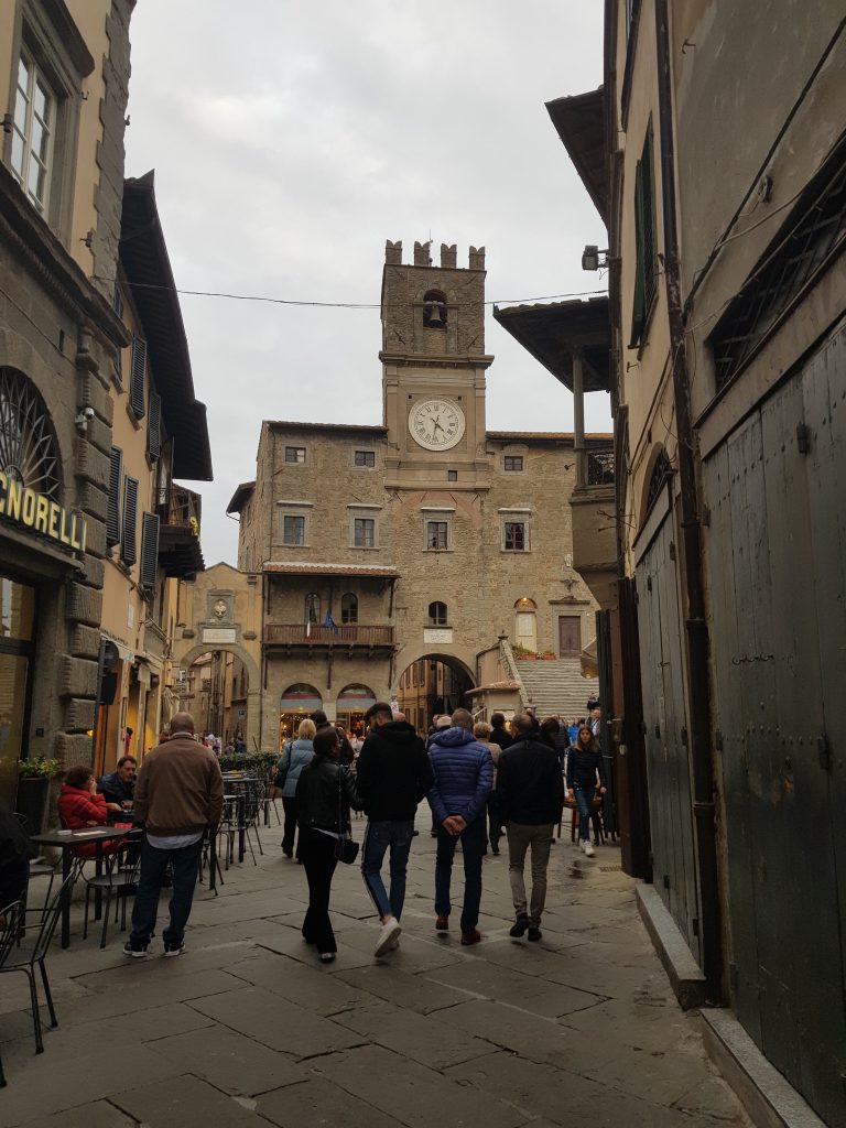Piazza principale di Cortona con la torre dell'orologio