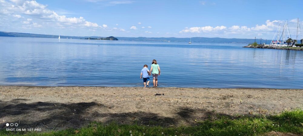 due bimbi in riva al lago di bolsena