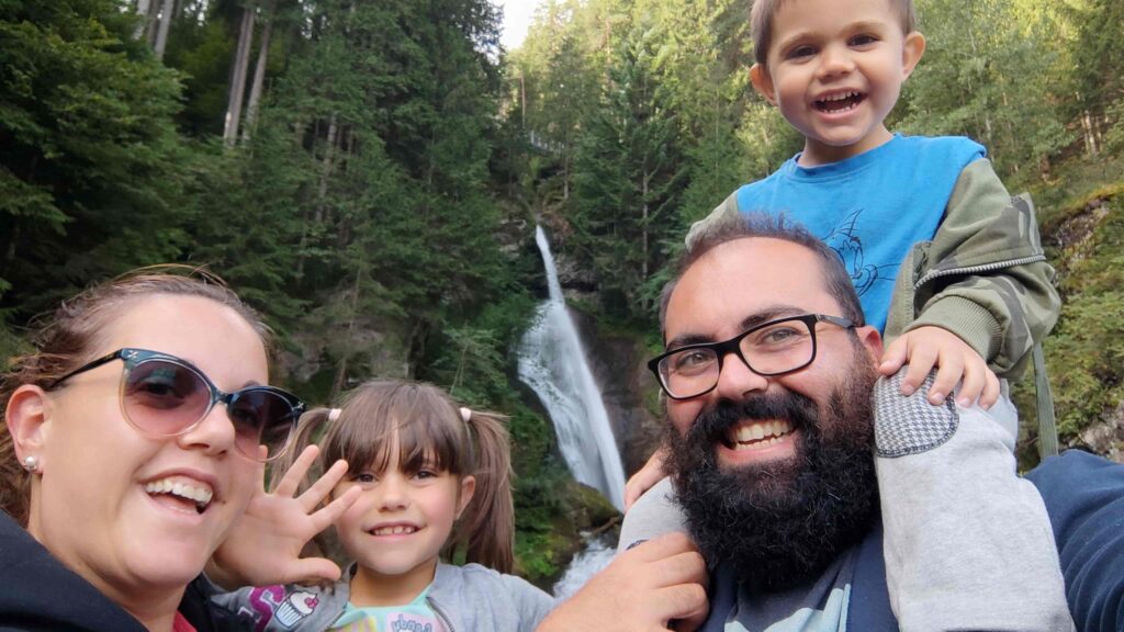 famiglia felice alla cascate di cavalese