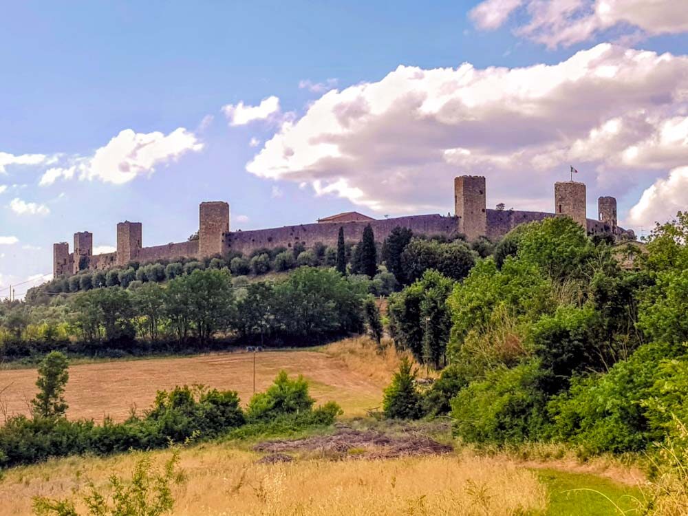 Castello di Monteriggioni visto dalla area sosta camper ai suoi piedi
