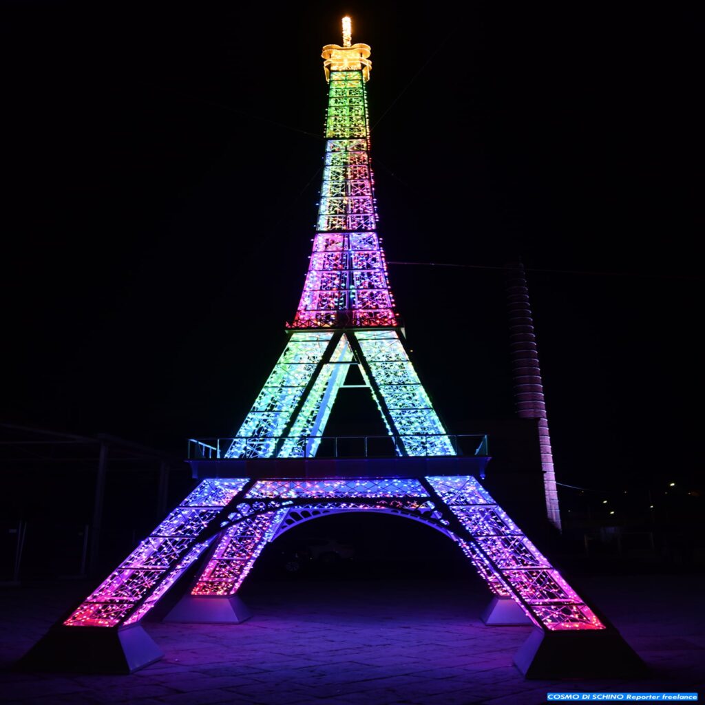torre Eiffel tutta illuminata a Gaeta