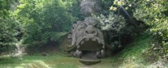 bocca di mostro di una delle statua di bomarzo
