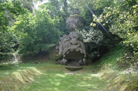 bocca di mostro di una delle statua di bomarzo