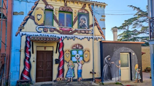la favola di Hansel e Gretel in tutte le sue fasi, dai bambini che mangiano una parte di casa
