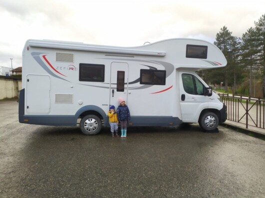 Camper fermo alla area sosta camper di poppi