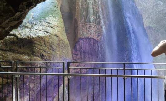 cascate del varone illuminate con una luce blu
