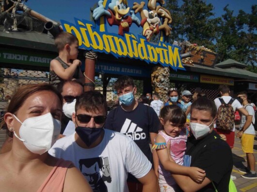 foto di ingresso a mirabilandia, tutta la truppa al completo