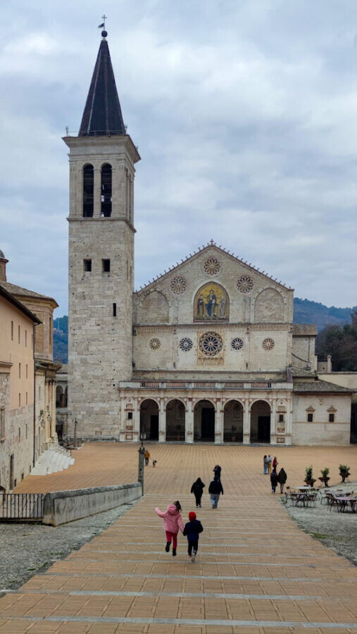 piazza duomo spoleto, due bimbi che corrono