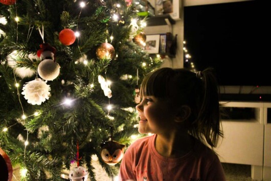 Giada che ammira felice il suo albero di natale, foto scattata nel natale del 2020