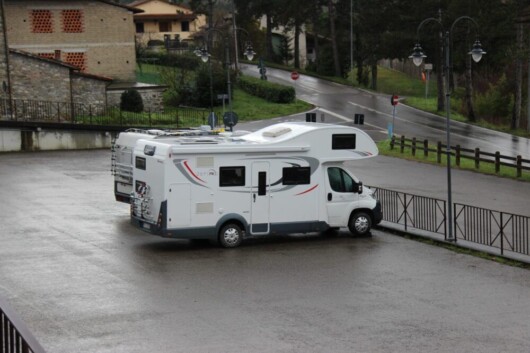 camper parcheggiato asfalto bagnato