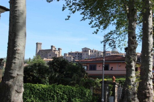 veduta di bolsena e la sua rocca dal basso