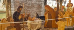 Statue in legno su una chiatta galleggiante nel canale principale di Comacchio