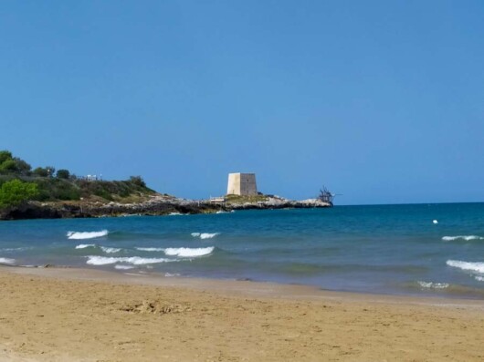 torre nella baia di manacora, peschici, puglia